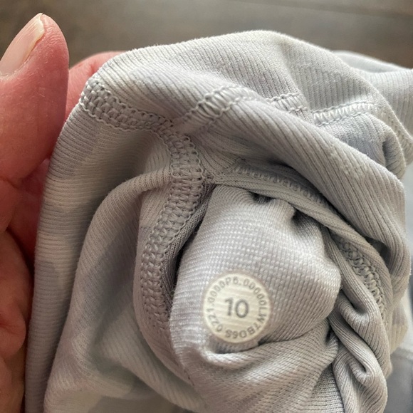 Lululemon Wunder Under High rise shorts - Picture 4 of 10